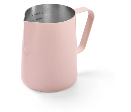 Metalická růžová konvička k napěňování mléka.