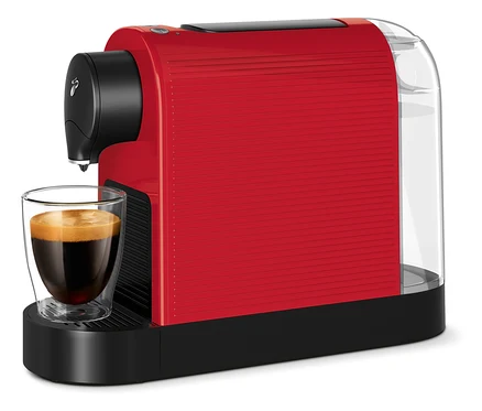 Červený kávovar Cafissimo pure+ s šálkem kávy.