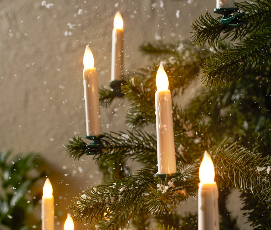 Detail vánočního stromku s LED svíčkami, 30 ks.