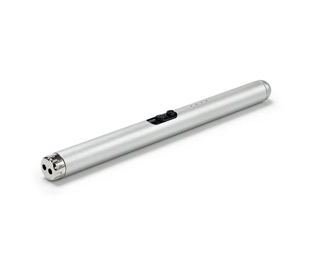 Elektrický obloukový zapalovač stříbrné barvy leží na bílém pozadí.