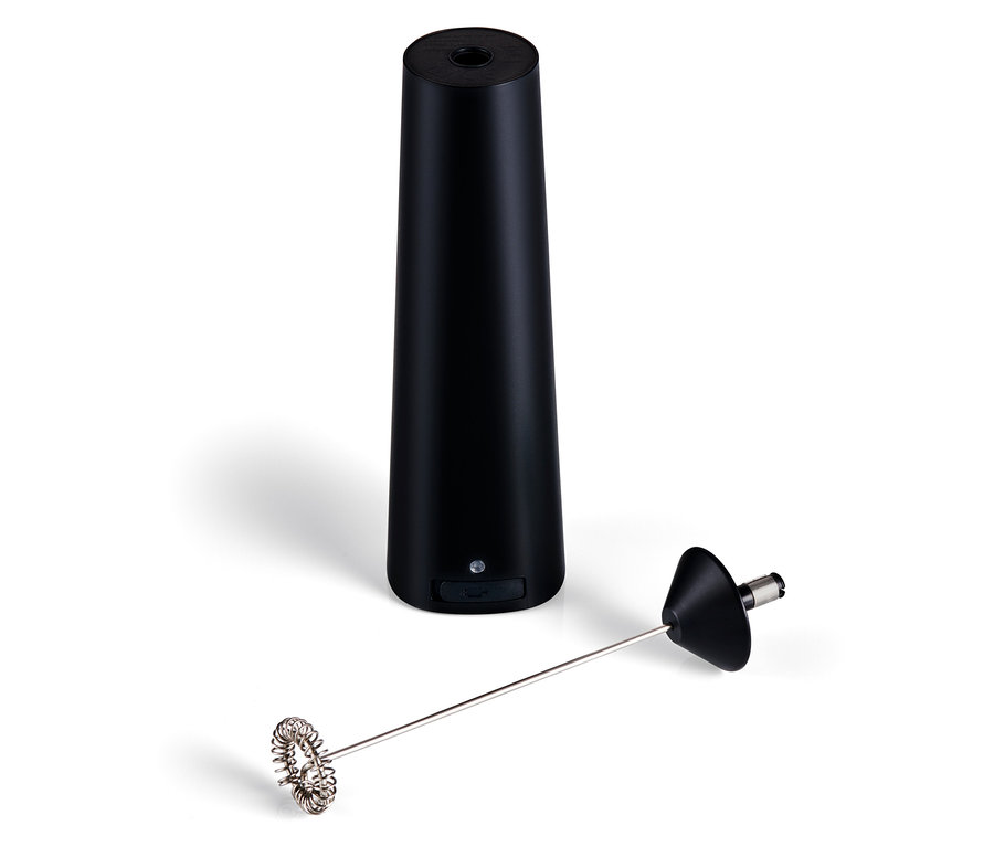 Černý dobíjecí napěňovač mléka s nástavcem na šlehání.