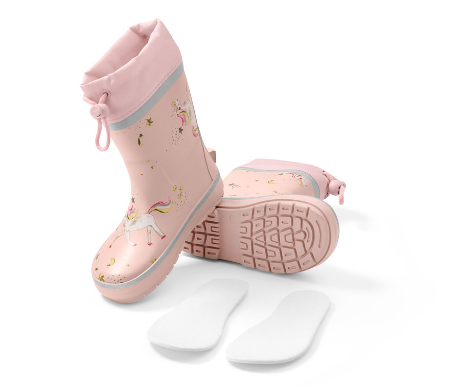 Růžové gumové holínky s jednorožcem, jedny stojí a druhé leží na boku.