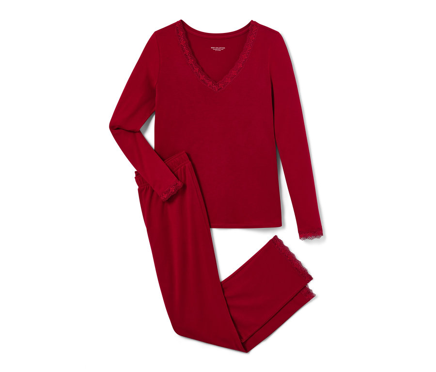 Červené pyžamo s krajkovým lemováním leží složené.