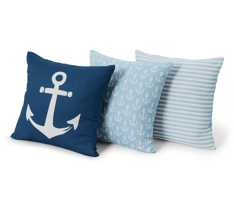 Tři dekorativní polštáře cca 50 x 50 cm. Jeden tmavě modrý s bílou kotvou, jeden světle modrý s potiskem kotvy a jeden s modrými a bílými pruhy.