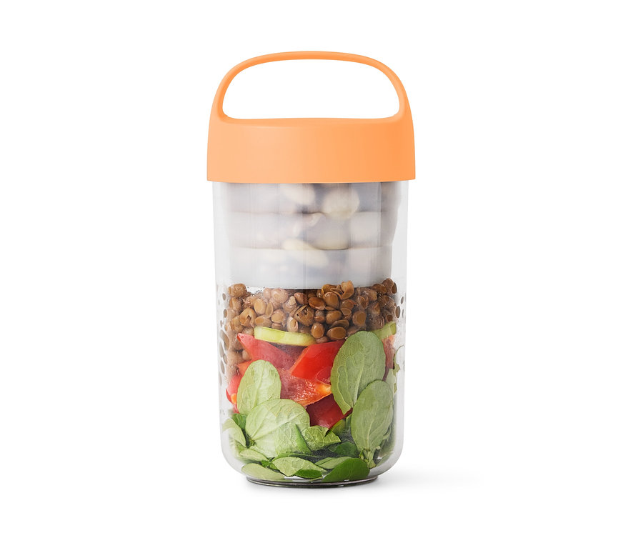 V nádobě s uchem je čočka, paprika, okurka a salát.