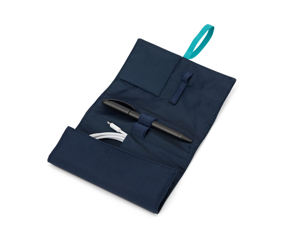 Otevřený modrý cestovní organizér na kabely s černým perem a bílým kabelem.