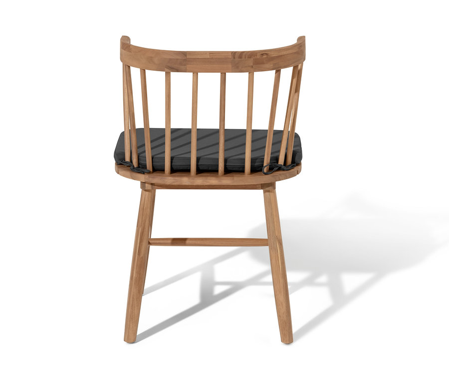 Pohled zezadu na jídelní židli se sedákem na bílém pozadí.