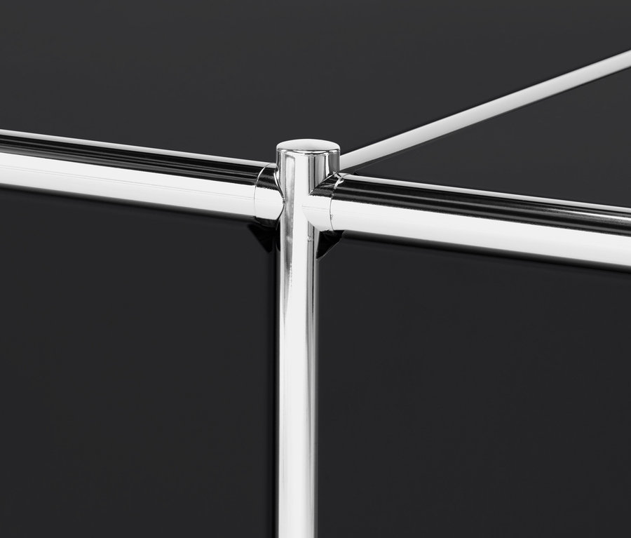 Detailní záběr na černou skříňku CN3 s chromovaným rámem.