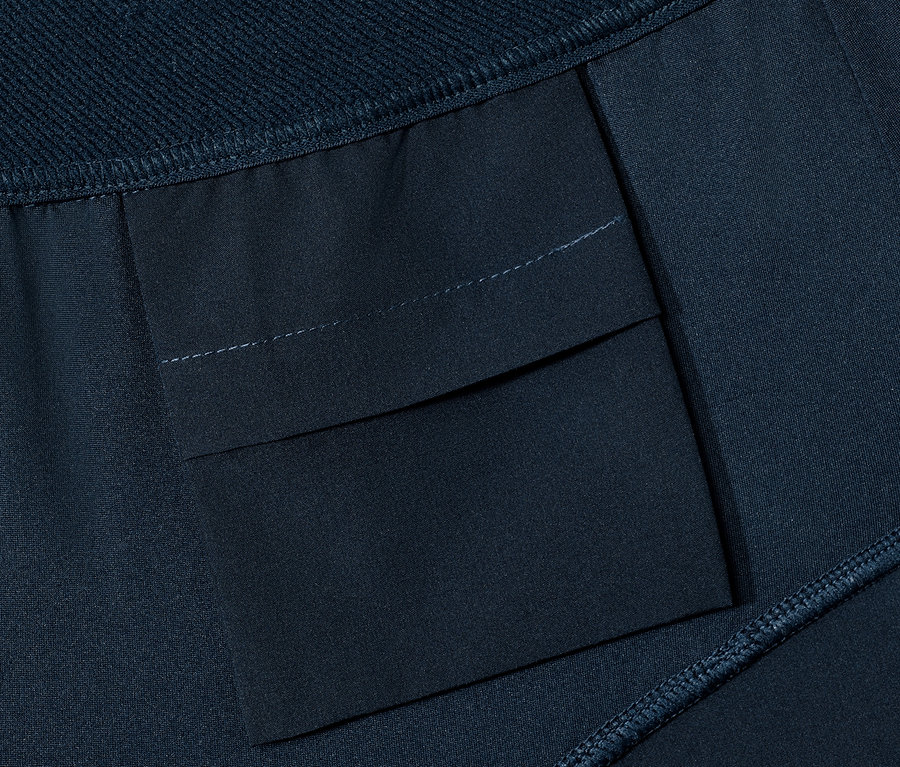 Detail sportovních šortek, námořnicky modré barvy, s kapsou.