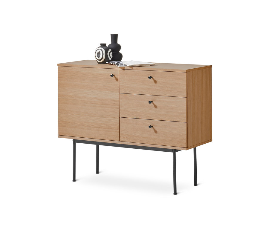 Konzolový stůl »Finnsbo« se zásuvkami. Na něm stojí dvě vázy a leží list papíru.