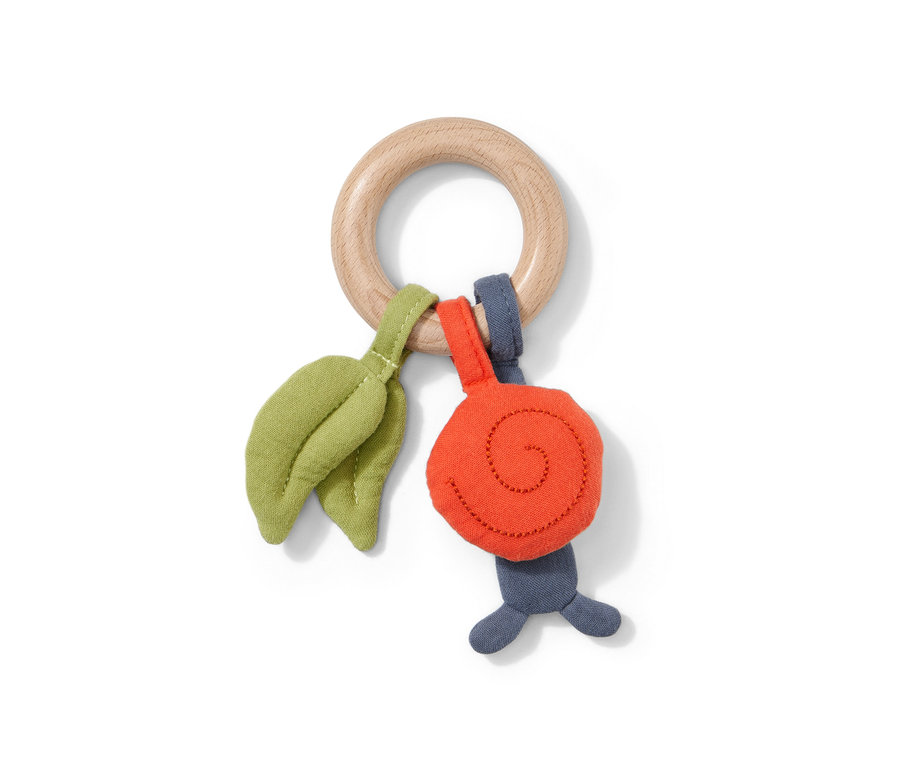 Dětská hračka s dřevěným kruhem, látkovými listy a šnekem.