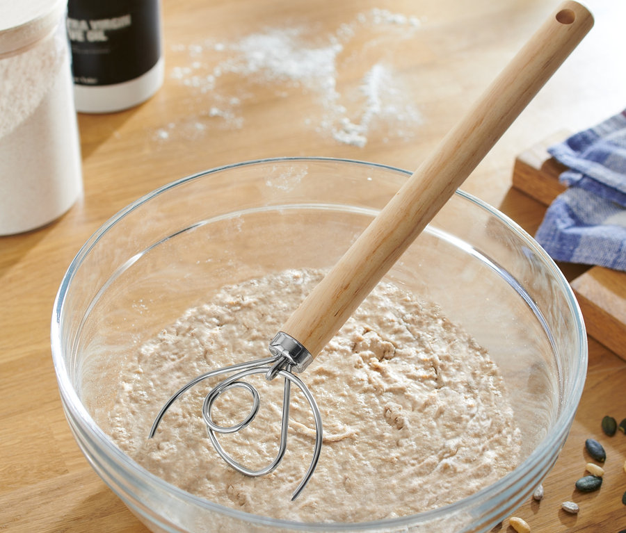 Metlička v míse s těstem.