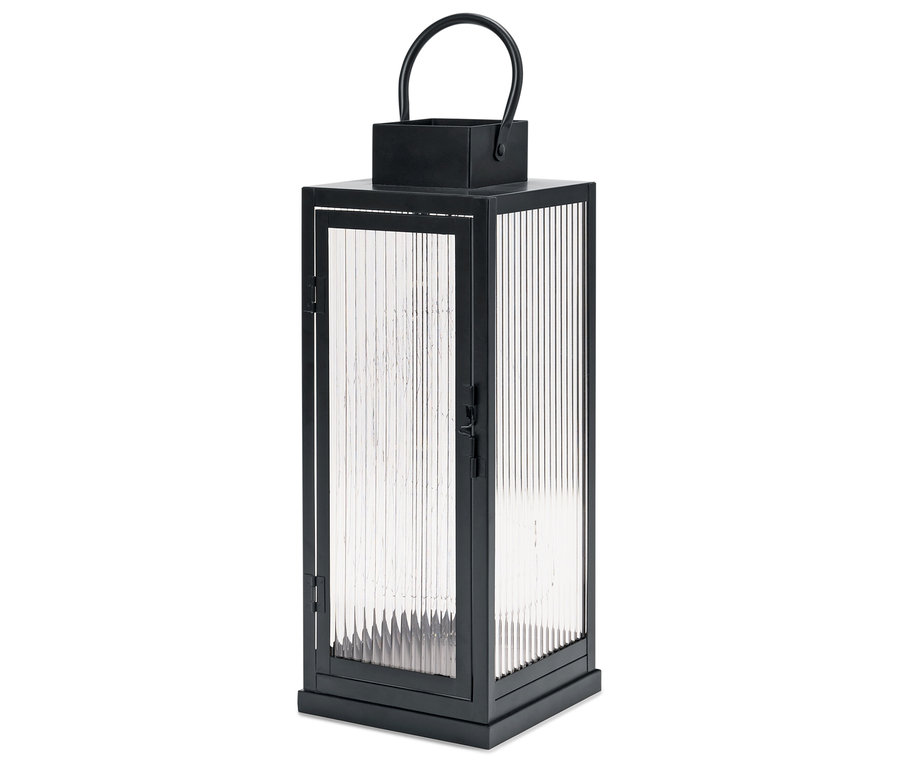 Černá lucerna se skleněnými panely svisle žebrovanými.