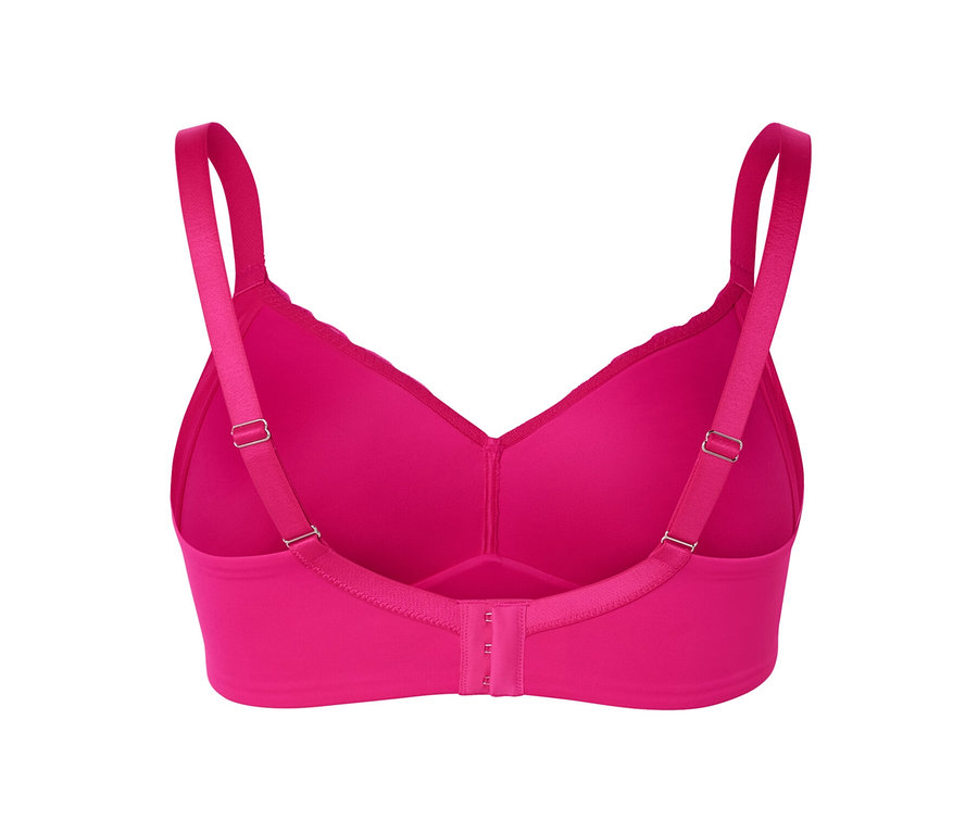 Detail měkké podprsenky v růžové barvě, pohled zezadu.