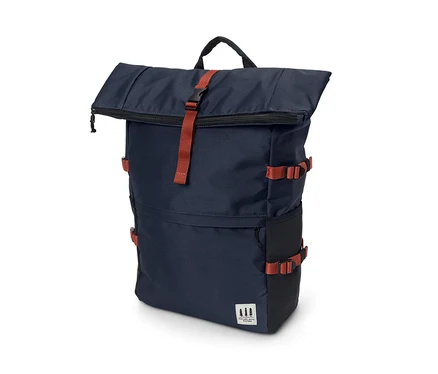 Tmavě modrý outdoorový batoh s oranžovými popruhy.