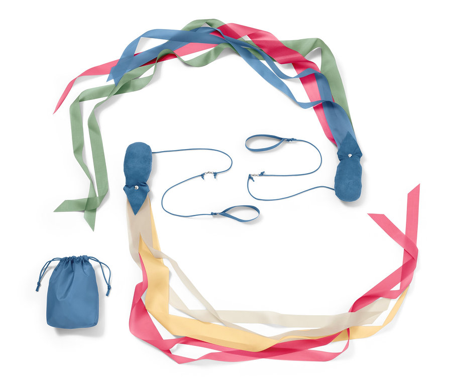 Dva kusy poi s barevnými stuhami a modrým obalem.