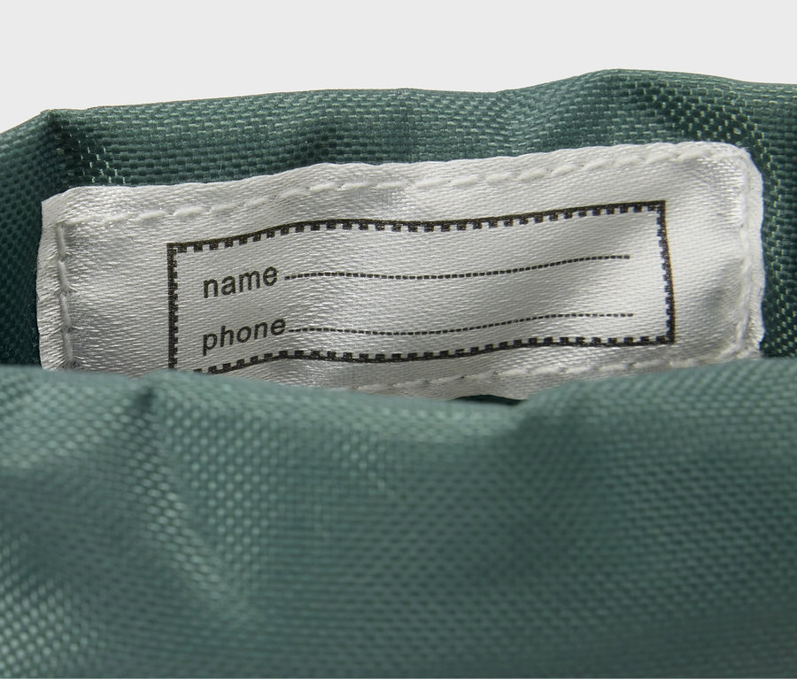 Detail dětských gumových holínek s celoplošným potiskem zvířátek a štítkem pro jméno a telefon.