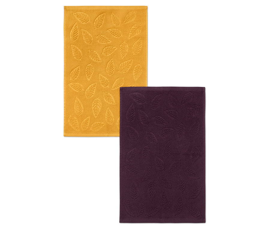 Dva ručníky s reliéfem listů: jeden žlutý a jeden fialový.