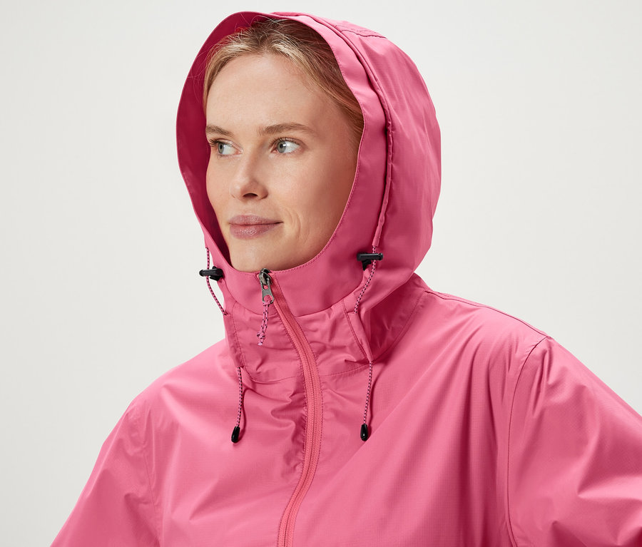 Žena má na sobě růžovou bundu s kapucí.
