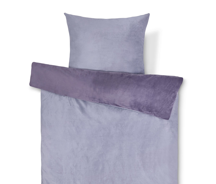 Světle fialové povlečení na polštář a peřinu s tmavě fialovým přehozem.