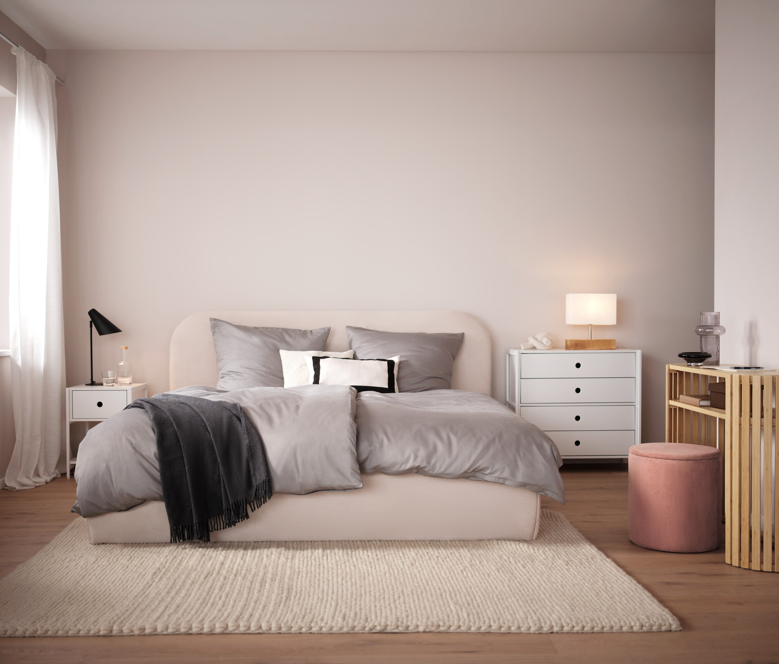 Ložnice s béžovou postelí, šedým ložním prádlem a béžovým kobercem. V pozadí bílý noční stolek a komoda.