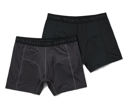 Dvoje pánské boxerky: jedny černé a jedny tmavě šedé.
