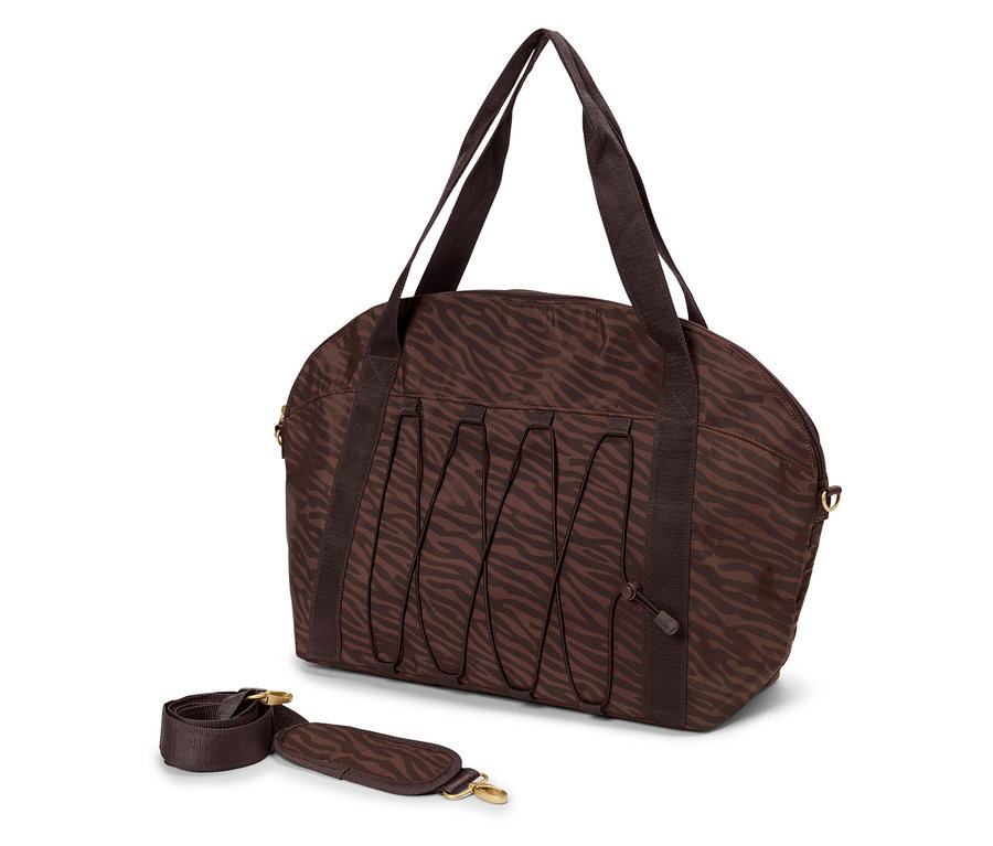 Hnědá taška se zvířecím vzorem a uchy stojí na bílém pozadí, vedle ní leží odnímatelný ramenní popruh.