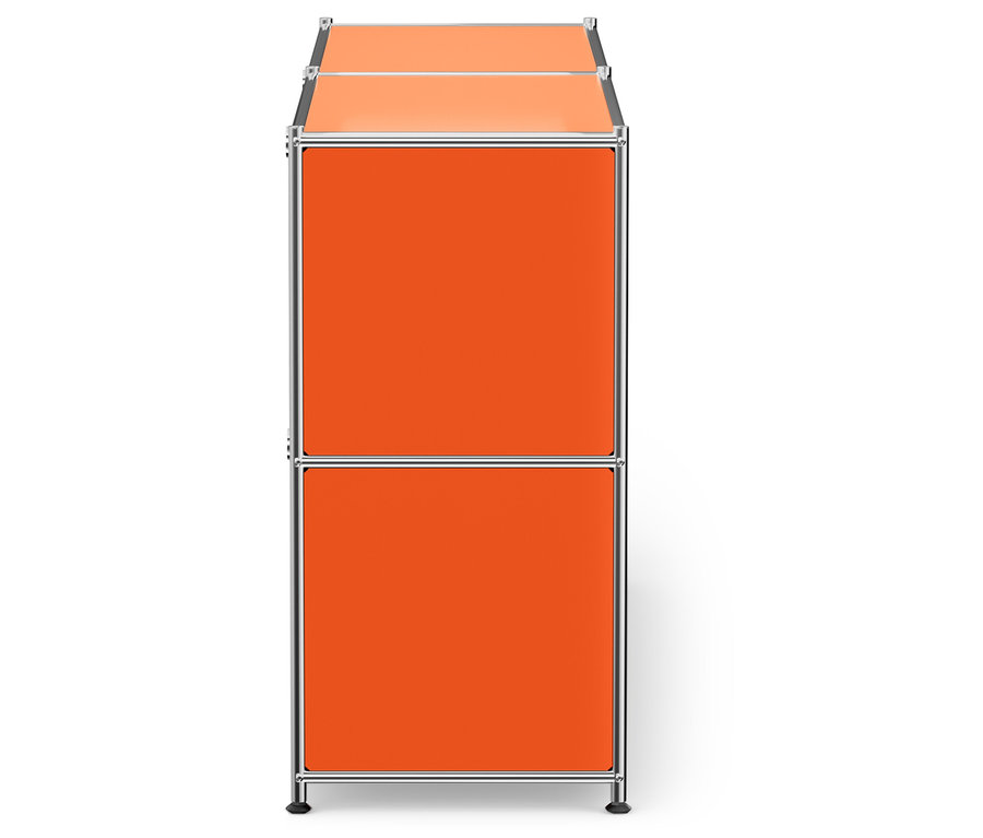 Oranžová skříň se stříbrným rámem.