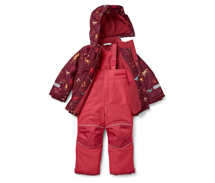 Vínová zimní bunda s kapucí s potiskem koní a hvězd a růžové lyžařské kalhoty.