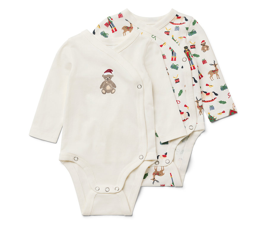 Dvě bílá body s dlouhým rukávem. Jedno má hnědého medvídka s červenou čepicí a druhé vánoční motiv.