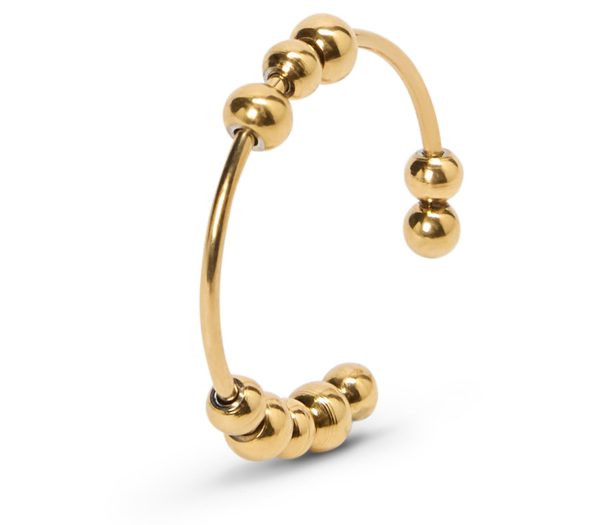 Detail zlatého nastavitelného prstenu s kuličkami.