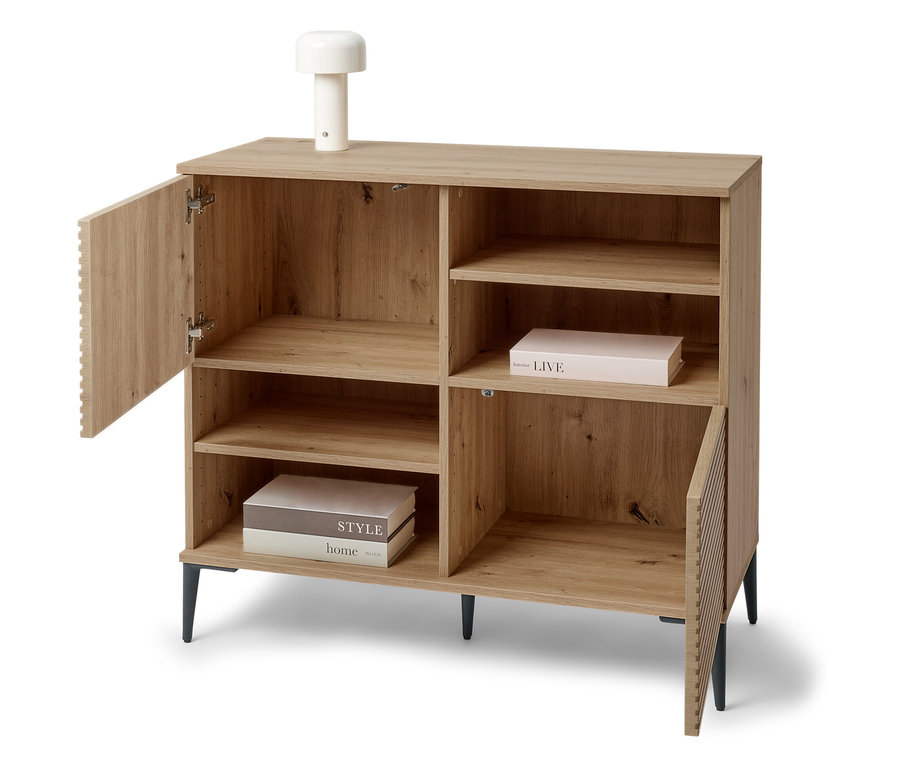 Otevřená dřevěná skříňka s policemi a knihami uvnitř a lampou nahoře.