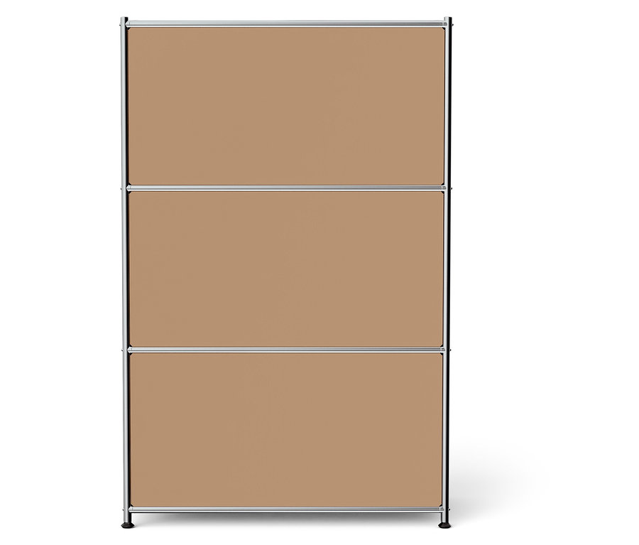 Třípatrová police s hnědými policemi a stříbrným rámem na bílém pozadí.