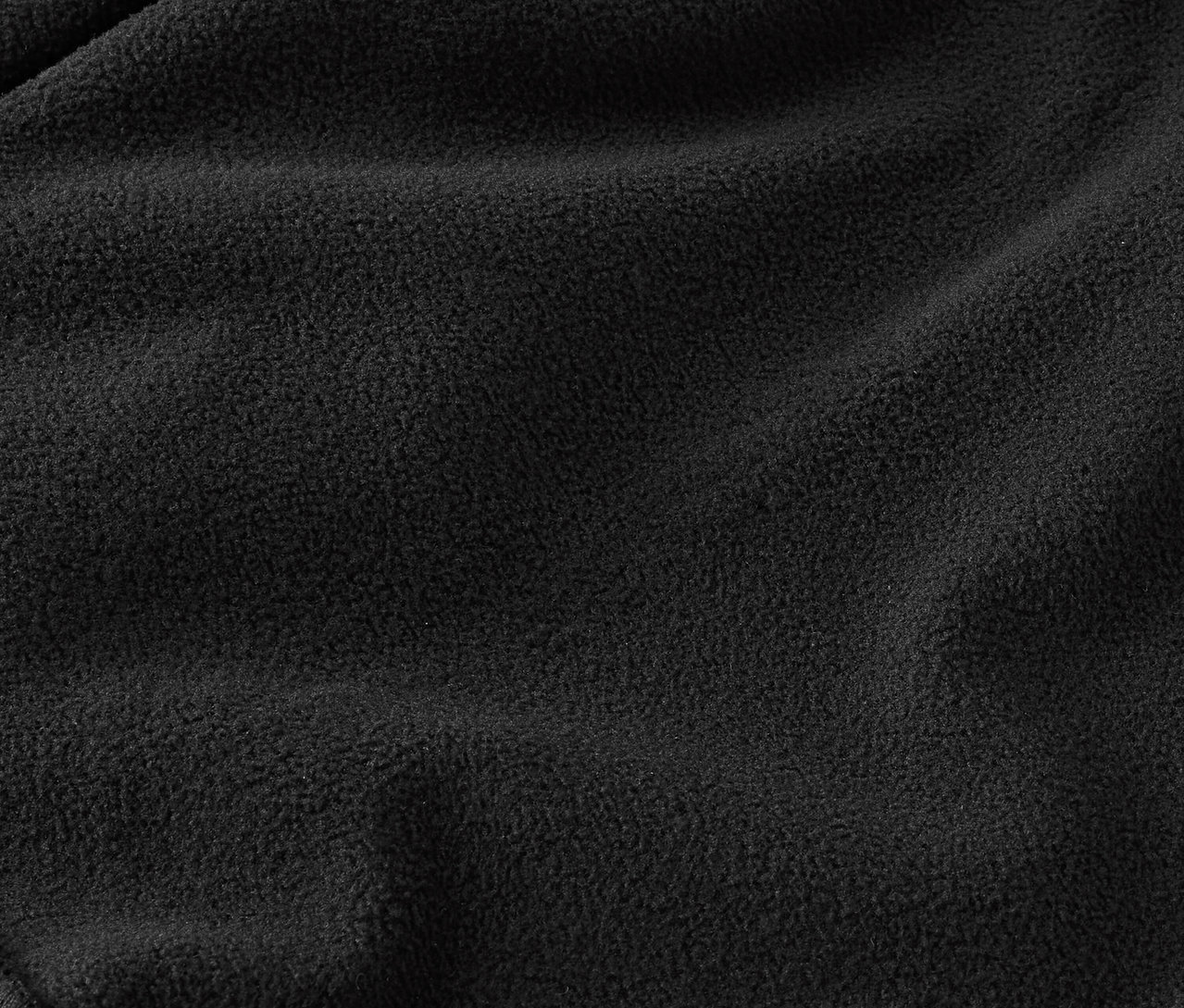 Detailní záběr na texturu černého fleecu.
