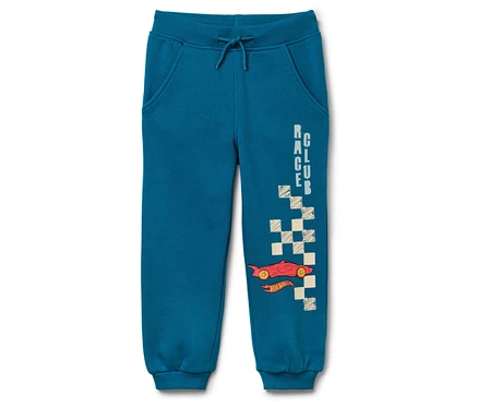 Modré tepláky s červeným závodním autem a šachovnicovým motivem.