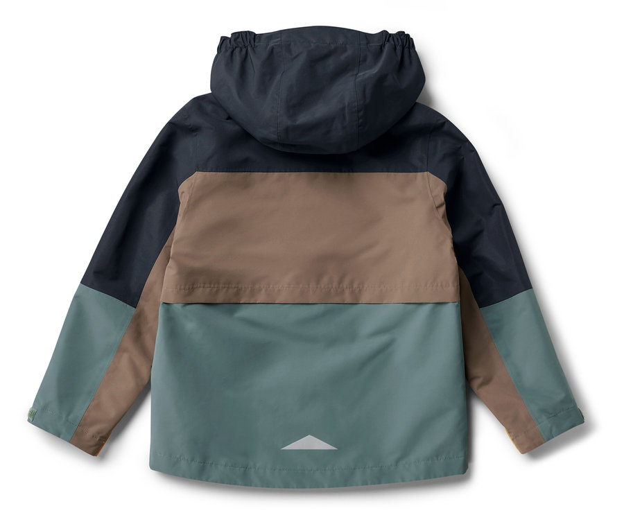 Detailní pohled zezadu na dětskou bundu do každého počasí, která je barevně blokovaná v odstínech tmavě modré, hnědé a zelené.