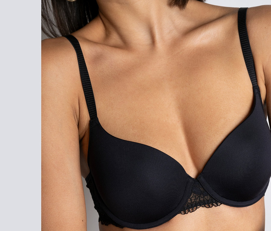 Horní část těla ženy v černé podprsence pod tričko Passionata »Nina«.