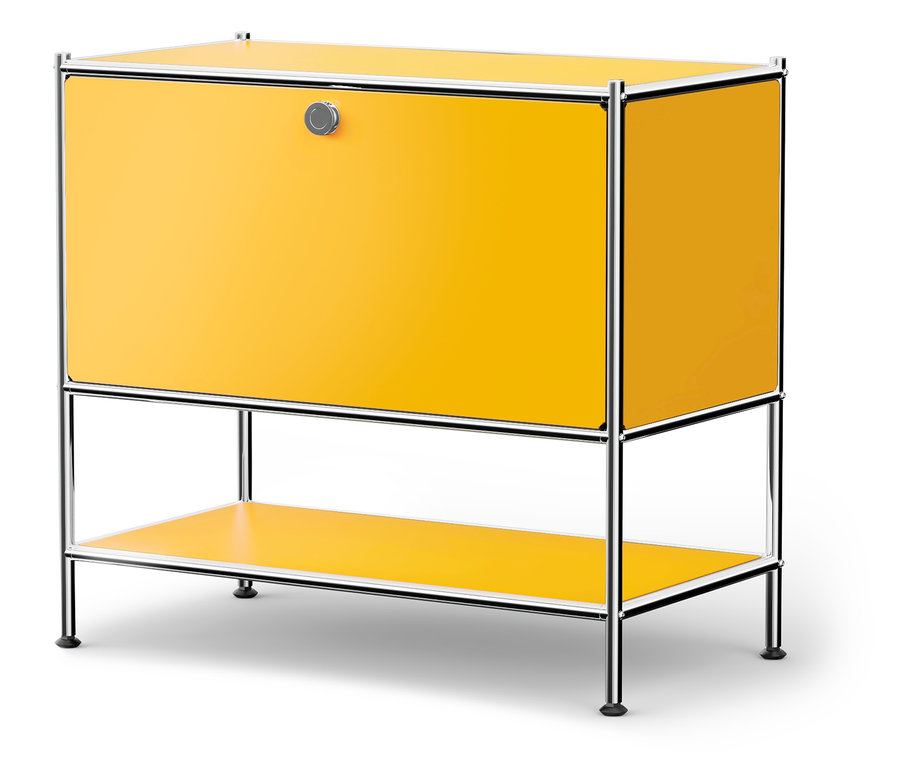 Žlutá skříňka se stříbrným rámem a dvířky s kulatým knoflíkem.