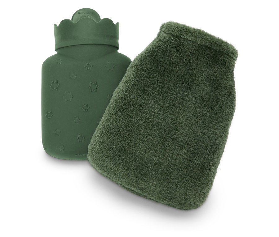 Zelená gumová láhev na horkou vodu s hvězdami a zelený plyšový obal.