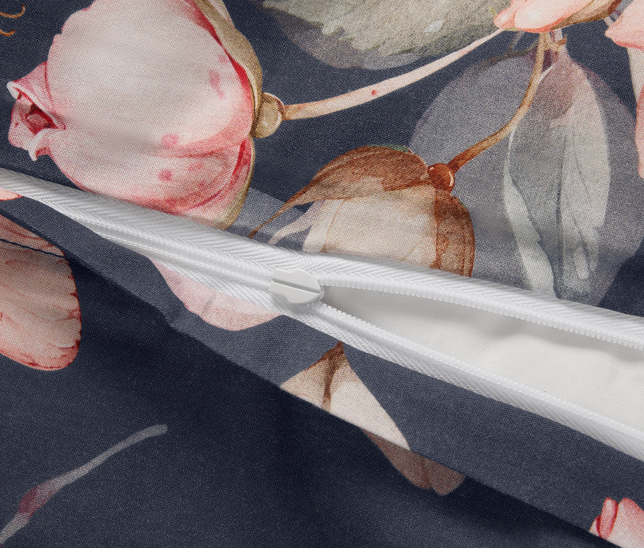 Detail standardního povlečení renforcé s květinovým vzorem a zipem.