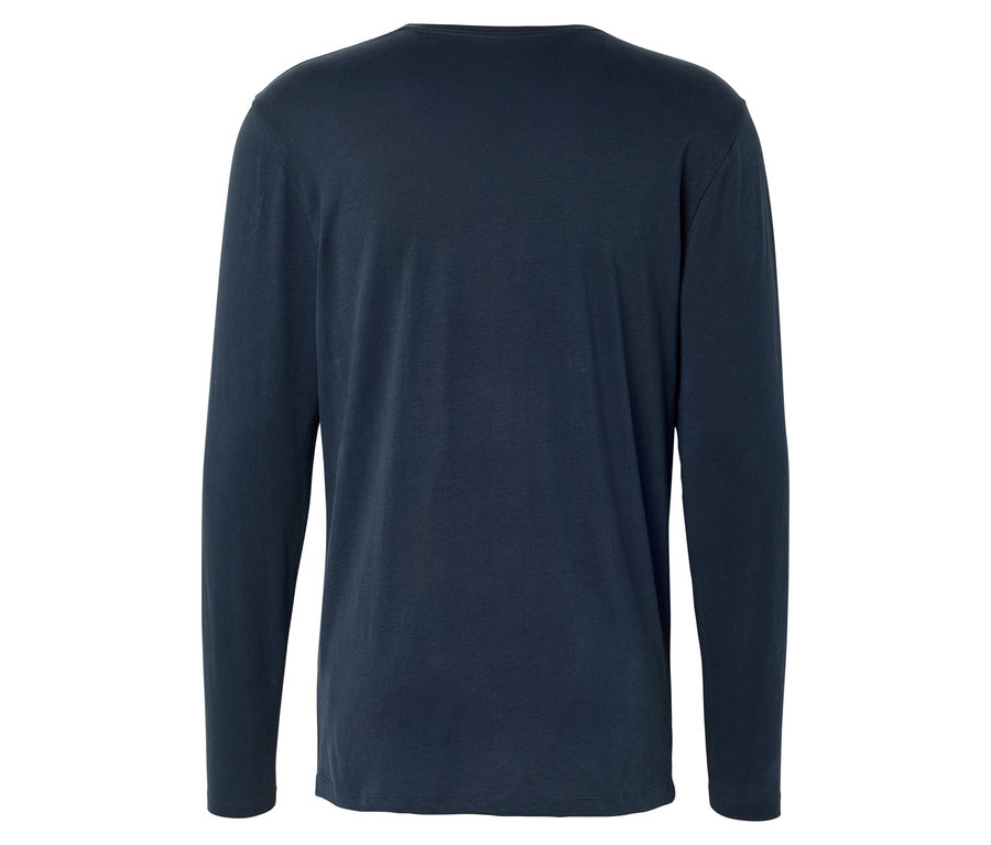 Pohled zezadu na tmavě modré tričko s dlouhým rukávem.