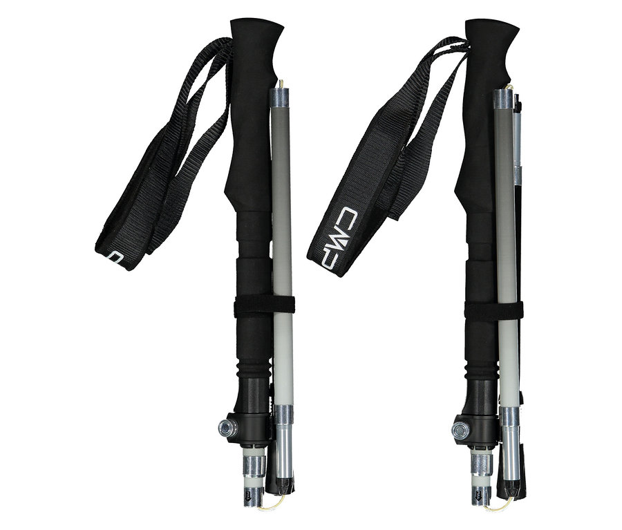 Dvě černošedé trekové hole s nápisem CMP stojí vzpřímeně na bílém pozadí.