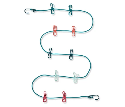 Klikatá, tyrkysová šňůra na prádlo s různobarevnými kolíčky (modré, červené, světle modré).
