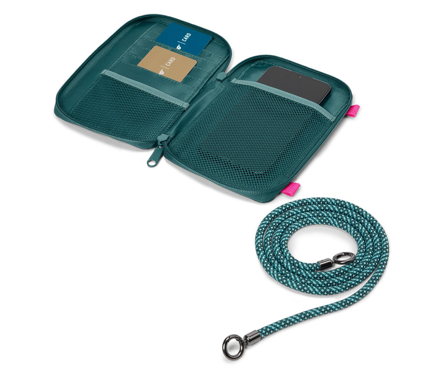 Otevřená, tmavě zelená taška na mobil s dvěma kartami, smartphonem a modrozelenou pletenou šňůrkou.