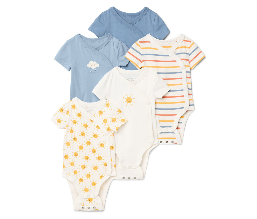 Pět dětských body s krátkým rukávem naskládaných na sobě, různé vzory: jednobarevné modré, modré s obláčkem, proužkované, bílé se sluncem a bílé se vzorem slunce.