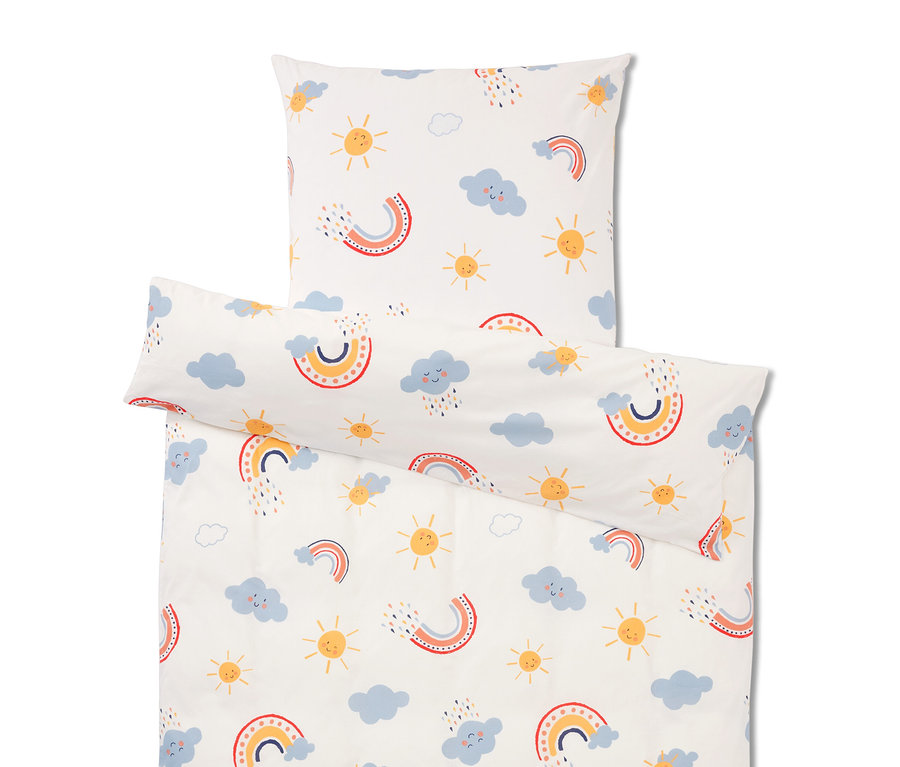 Sada ložního prádla s opakujícím se vzorem duhy, mraků a slunce na bílém pozadí.