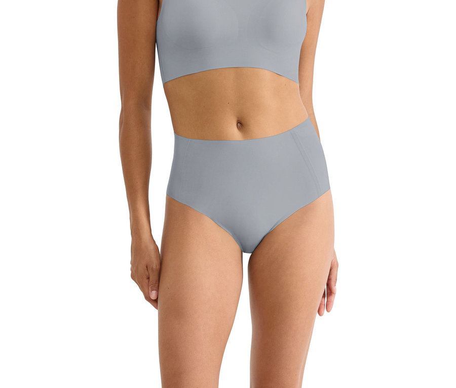 Žena má na sobě šedé kalhotky s vysokým pasem a ladící bralette.