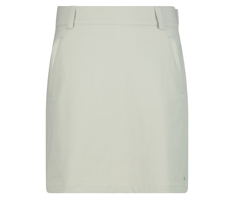 Na bílém pozadí je vidět světle šedá sukně.