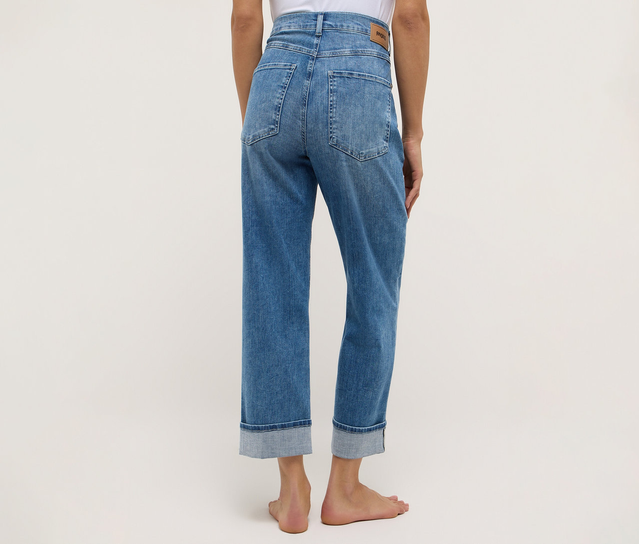 Pohled zezadu na ženu nosící džíny Angels Denim »Liberta«.