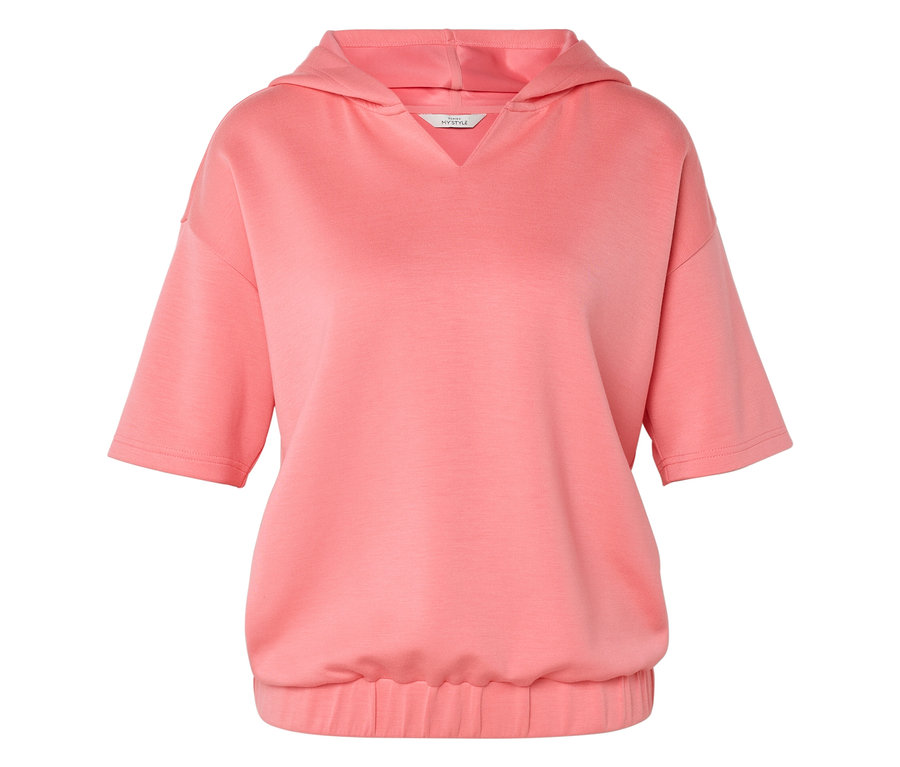 Na bílém pozadí je vidět korálová mikina s kapucí a krátkými rukávy.